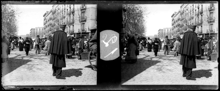 Persones passejant per un mercat de carrer