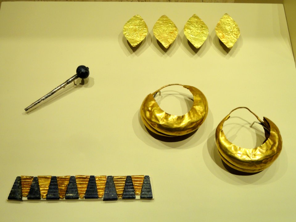Perfume dropper, bracelet, earrings, and headdress leaves, Ur, early Dynastic III, mid 3rd millennium BCE - Nelson-Atkins Museum of Art - DSC08127