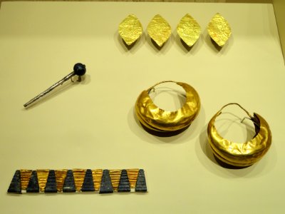 Perfume dropper, bracelet, earrings, and headdress leaves, Ur, early Dynastic III, mid 3rd millennium BCE - Nelson-Atkins Museum of Art - DSC08127