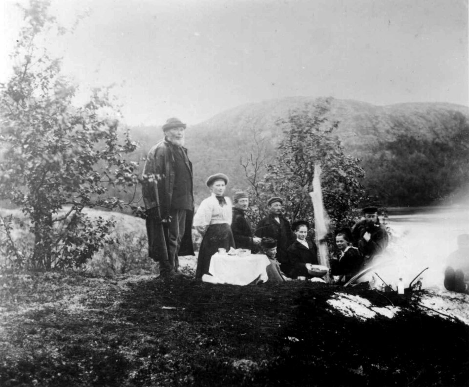 Persongruppe med læstadiansk predikant og skredder Grøn t.v. og dr. Andeas B. Wessel t.h - Norsk folkemuseum - NF.05063-008