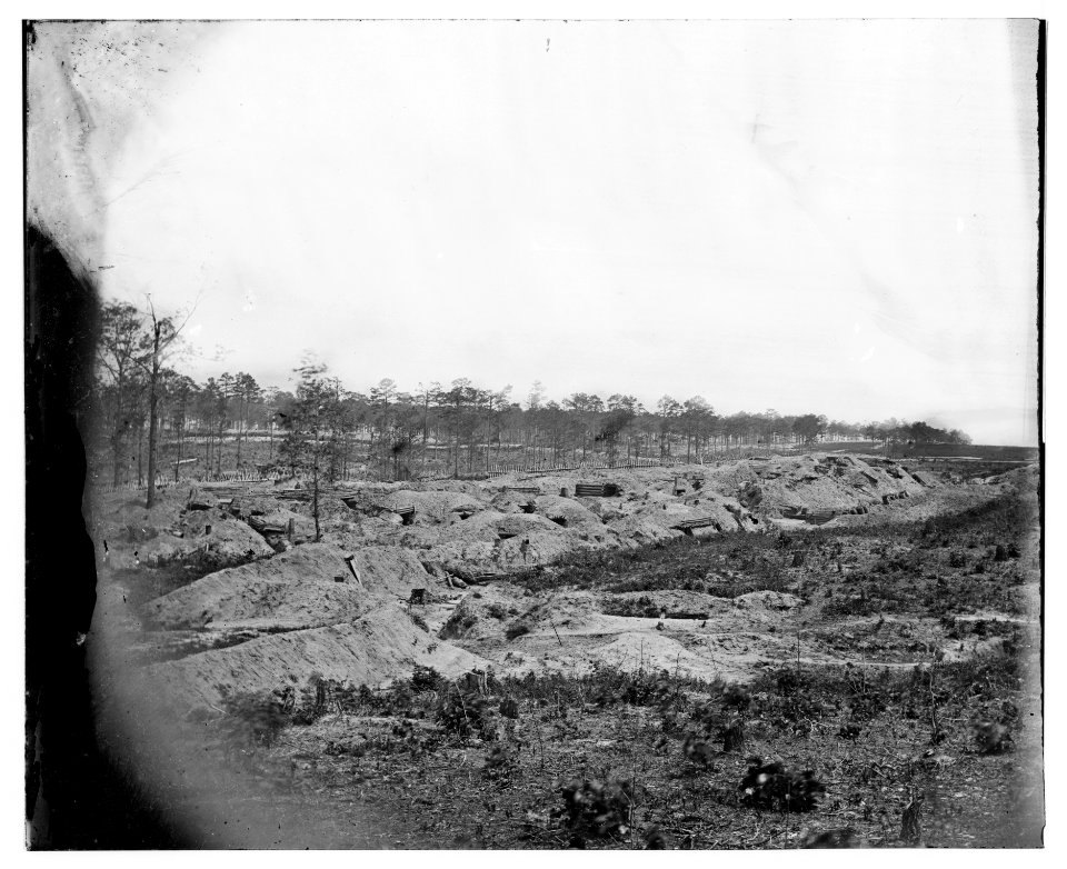 Petersburg, Virginia. Earthworks in front of Petersburg LOC cwpb.03624