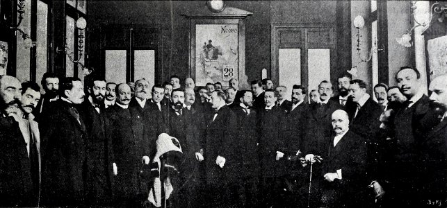 Periodistas invitados en la sala de redacción del edificio de Blanco y Negro, de Franzen, Blanco y Negro, 31-03-1900