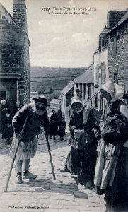 Personnes âgées à l'entrée de la Rue Chère