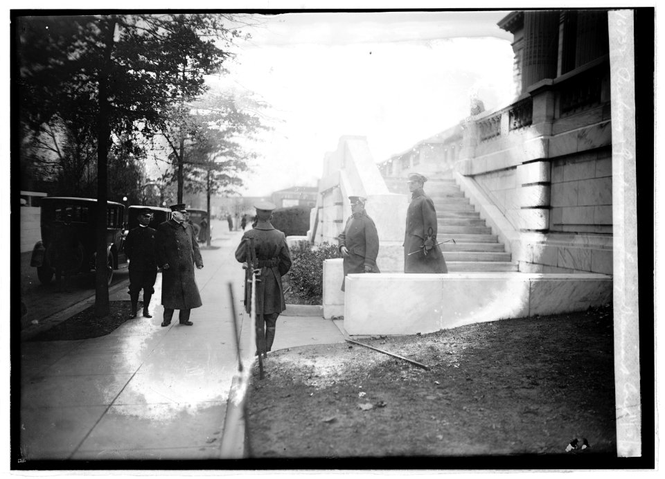 Pershing & Quekemeyer leaving Disarmament Conf., 11-12-21 LCCN2016845798