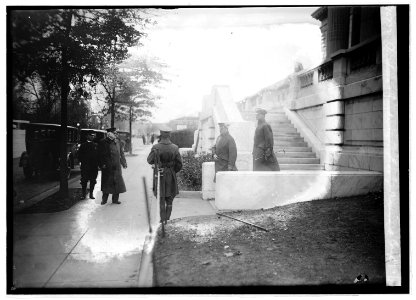 Pershing & Quekemeyer leaving Disarmament Conf., 11-12-21 LCCN2016845798