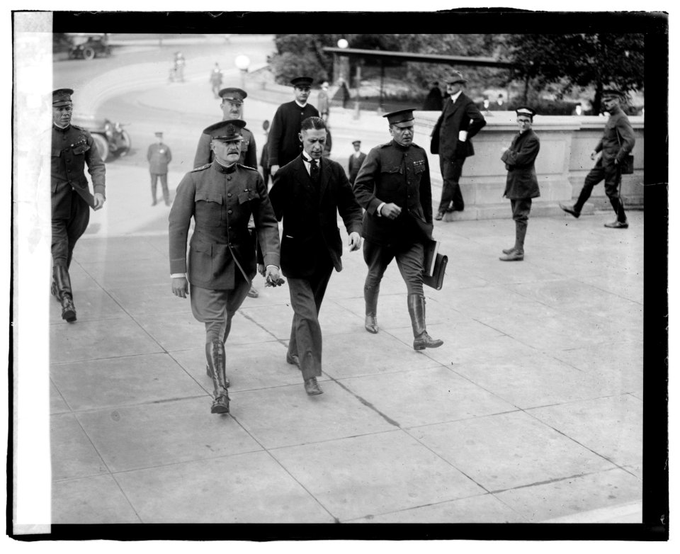 Pershing arriving in Capitol, (Washington, D.C.) LCCN2016819846