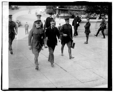 Pershing arriving in Capitol, (Washington, D.C.) LCCN2016819846