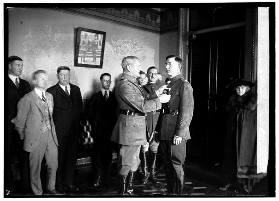 Pershing decorating Geo. E. Adamson, 12-20-22 LCCN2016847067