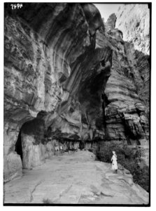 Petra (Wadi Musa). Wadi ed-D r. Qattar ed-Der. 'The baths.' Looking into the ravine. LOC matpc.03112