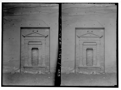 Petra (Wadi Musa). Wadi ed-Der. Classical niche In chamber facing ed-Der LOC matpc.03117