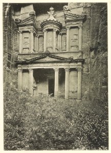 Petra Fassade (ca. 25 m hoch) eines Felsentempels der Isis, etwa 130 n. Chr. (von den Arabern Chazne oder Ǧarre genannt). LCCN2014648756