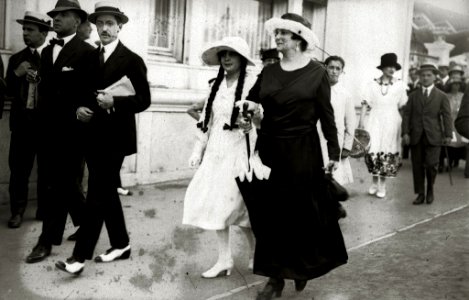 Personas elegantemente vestidas a su paso por la esquina del Hotel Londres (1 de 2) - Fondo Car-Kutxa Fototeka