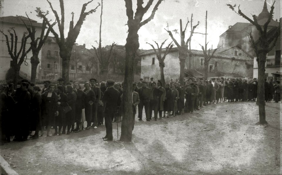 Personas en Hernani esperando entrar en la Escuela Biteri para emitir el sufragio en las elecciones para concejales (1 de 4) - Fondo Car-Kutxa Fototeka