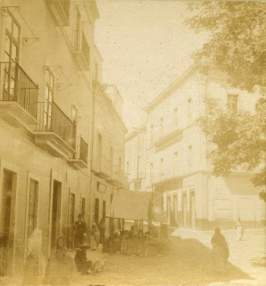 Personas en la calle junto a la Casa de la Dulcería (1909)