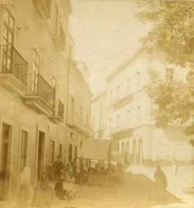 Personas en la calle junto a la Casa de la Dulcería (1909) photo
