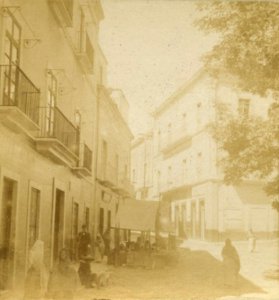 Personas en la calle junto a la Casa de la Dulcería (1909)