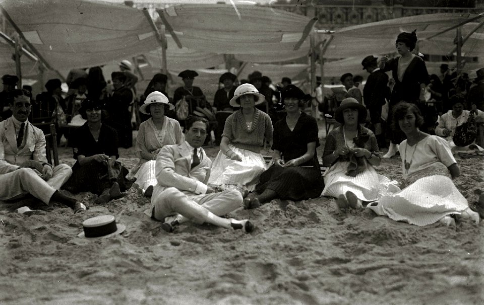 Personas paseando en la playa de la Concha (3 de 10) - Fondo Car-Kutxa Fototeka