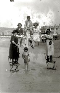 Personas paseando en la playa de la Concha (7 de 10) - Fondo Car-Kutxa Fototeka