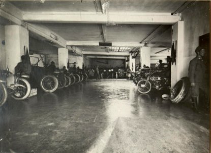 Personenauto - Garage des 10. Armeekmdos in Villach. Aufgenommen am 24. Juli 1916. (BildID 15477625)