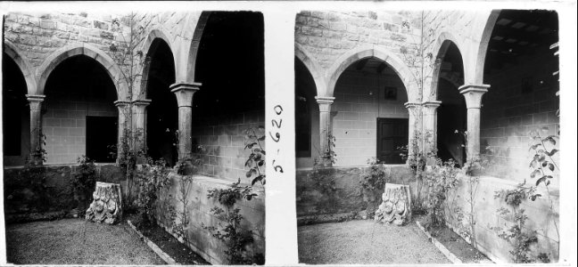 Petit racó i capitell del claustre del monestir de Pedralbes