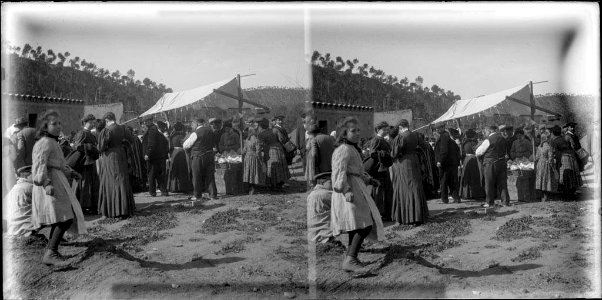 Persones al voltant d'una parada a la rodalia de l'ermita de Sant Medir