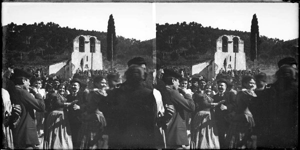 Persones ballant davant de l'ermita de Sant Medir en un dia de festa