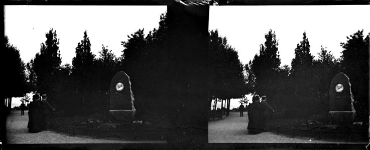 Persones contemplant un monument en uns jardins de Zuric