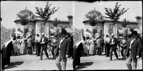 Persones passejant per costat d'un edifici neoàrab al Tibidabo