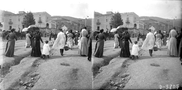 Persones un diumenge a la tarda a Vallvidrera (AFCEC BORDAS D 3807)