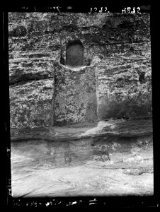 Petra. (Wadi Musa). Idol niche opposite eagle shrine west of el Muzlim tunnel LOC matpc.16264
