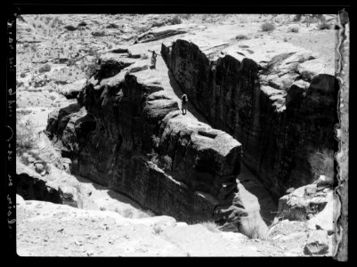 Petra. Umm el-Biyarah. (Earliest Nabatean stronghold). The Couloir ascent. The ancient road cut deep in rock LOC matpc.16293