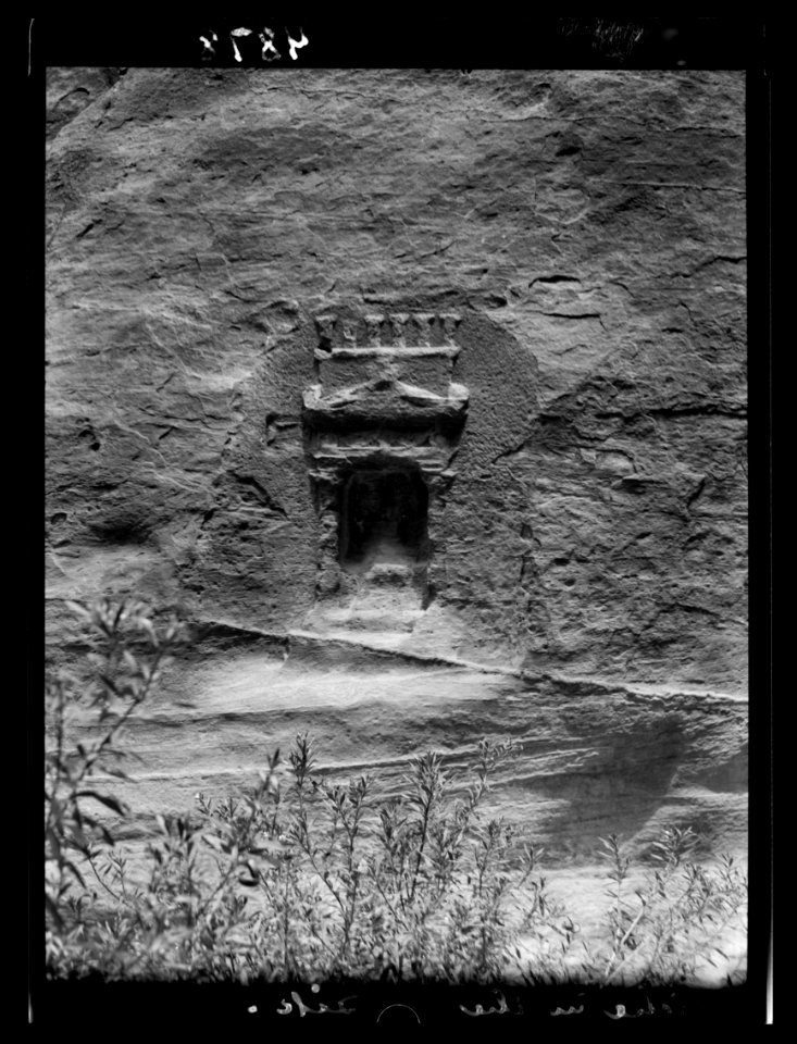 Petra. (Wadi Musa). Idol niche in es-Siq topped with a pediment, which is again topped with a row of candle-like shafts LOC matpc.16267