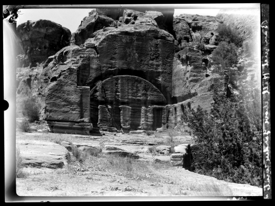 Petra. El-Farasah & obelisk ridge area. Roman hall, Wadi Farasah. Rock cuttings to receive masonry vaults LOC matpc.16290