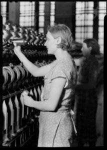 Philadelphia, Pennsylvania - Rugs. Hardwick and Magee Co. (Close-up of woman pulling out part of machine.) - NARA - 518721