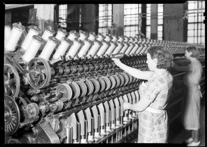 Philadelphia, Pennsylvania - Rugs. Hardwick and Magee Co. (Two women working with machines.) - NARA - 518720