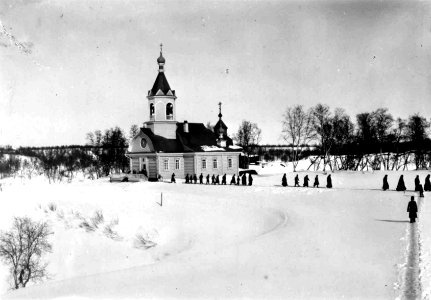 Petsjenga (Petsamo) klosterkirke, Russland, med mennesker utenfor, 1890-årene - Norsk folkemuseum - NF.05063-018