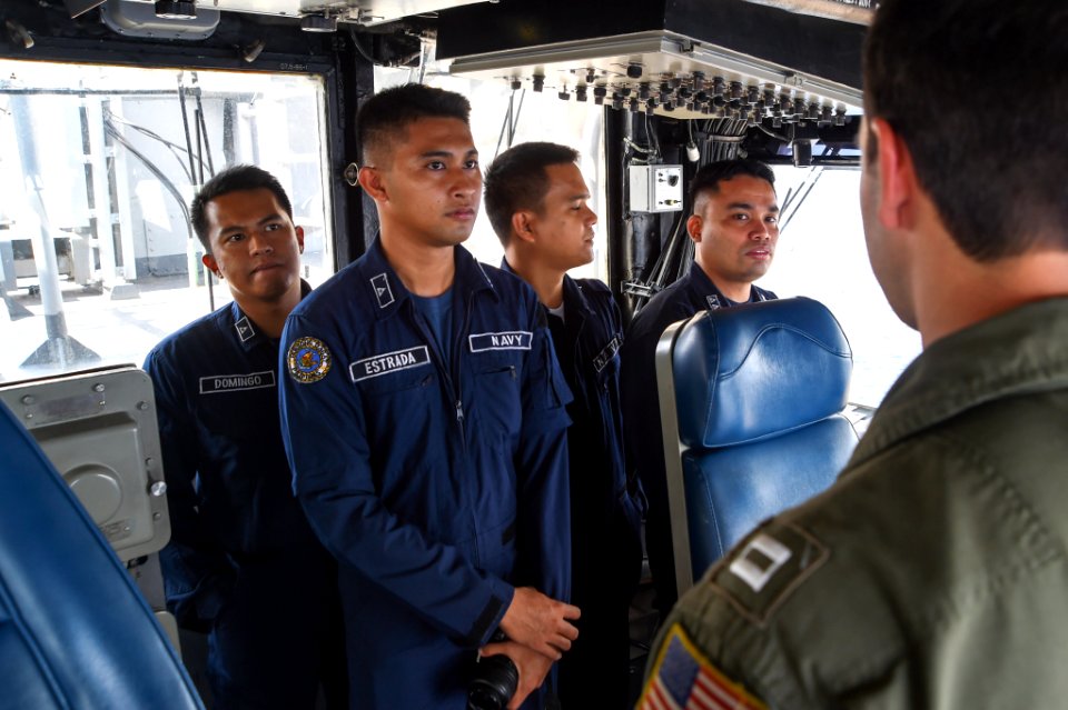 Philippine navy officers tour USS Peleliu 141002-N-NZ935-050