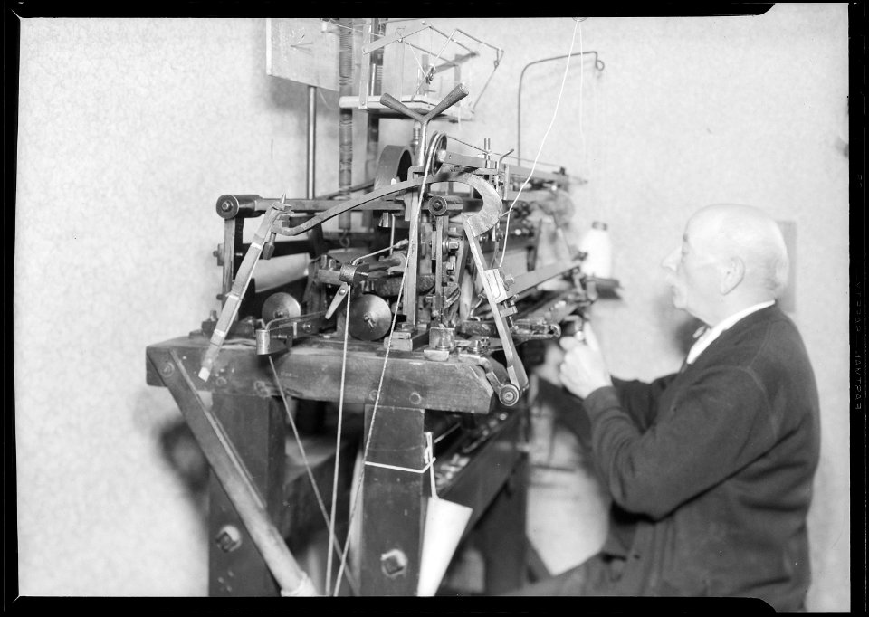 Philadelphia, Pennsylvania - Hosiery. Minnesac Mills. (Man working at machine.) - NARA - 518737
