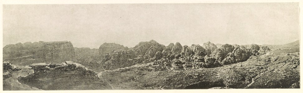 Petra Felsen, die das Tal der Stadt im Westen abschliessen. Links vorn antike Opferstätte. LCCN2014648754