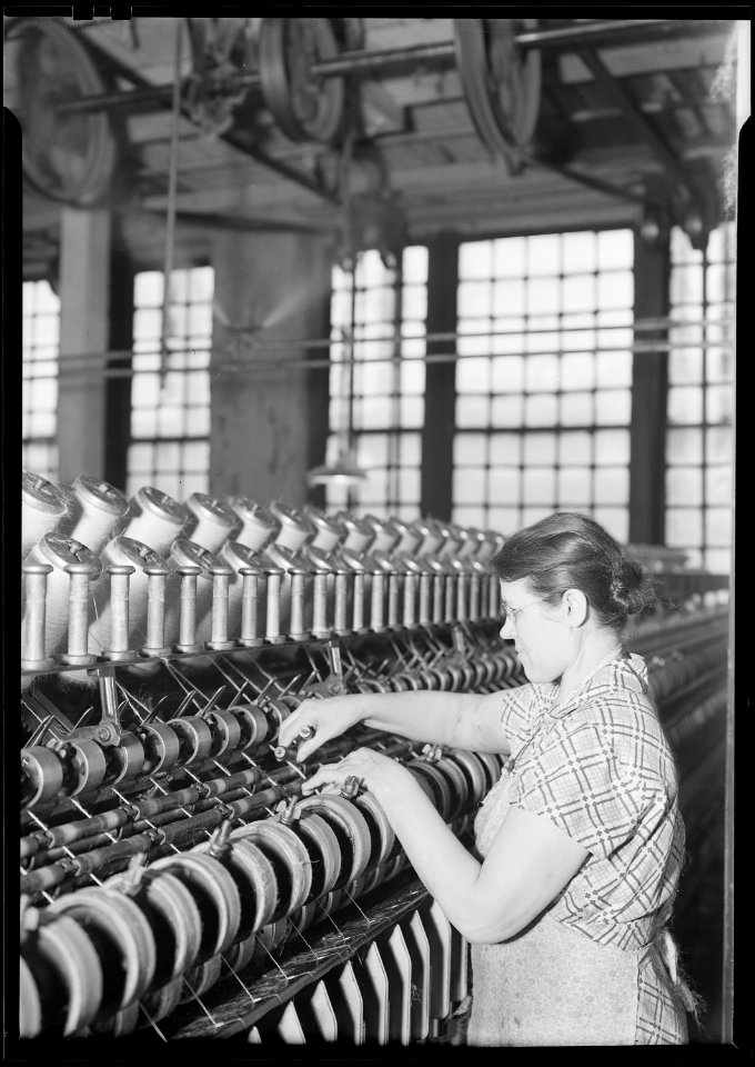 Philadelphia, Pennsylvania - Rugs. Hardwick and Magee Co. (Woman pulling out small, cylindrical piece of machine.) - NARA - 518722