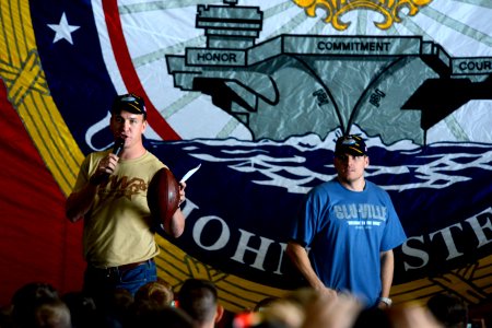 Peyton Manning talks with Sailors. (8531844196)