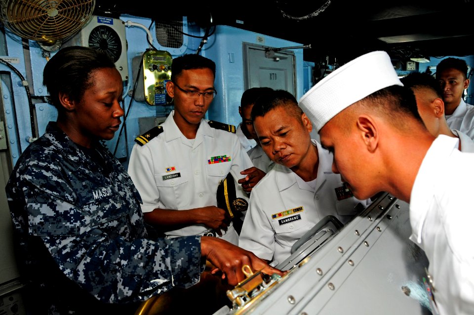 Philippine navy sailors visit USS Blue Ridge. (8547885969)