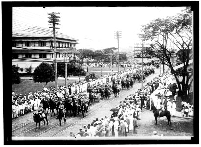 PHILIPPINES. SIGNAL CORPS CONSTRUCTING LINES IN THE ISLANDS LCCN2016866474