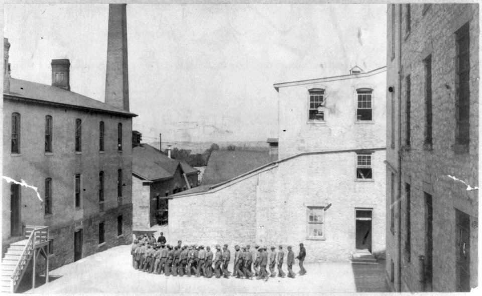 Photo of prison- prisoners marching to dinner, Leavenworth LCCN2006677363