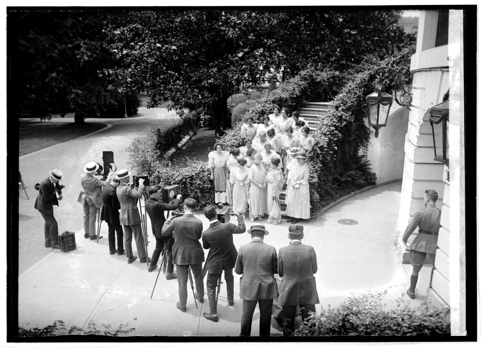 Phillippine ladies at White House, 6-19-22 LCCN2016846522