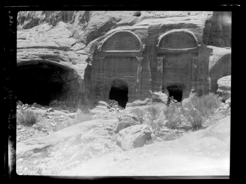 Petra. Umm el-Biyarah. (Earliest Nabatean stronghold). Twin arch-topped sepulchral facades at foot of Umm el Biyarah LOC matpc.16299