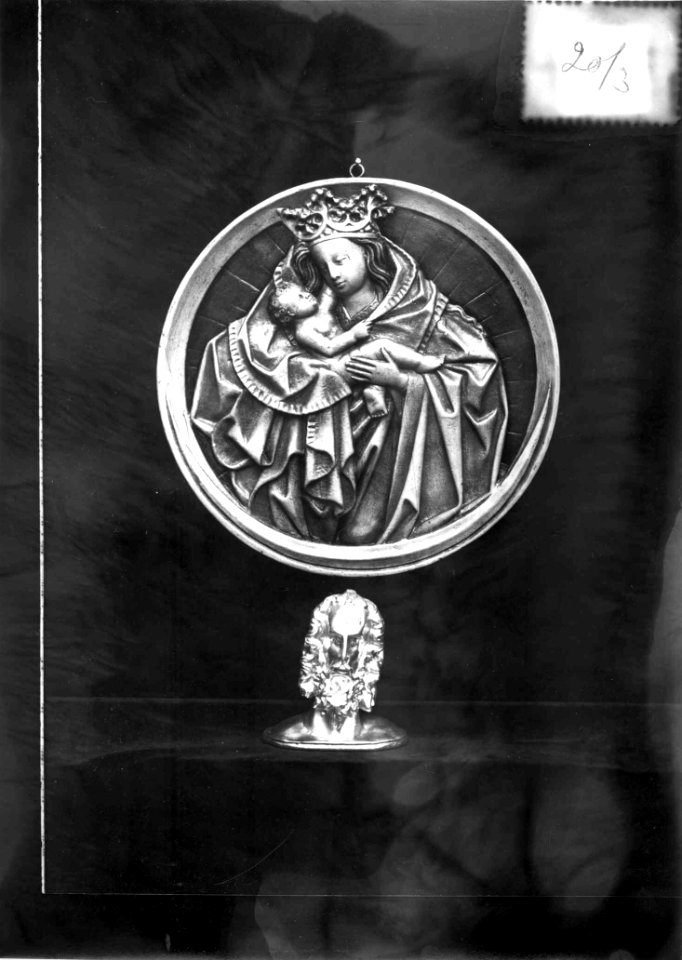 Photograph of a medallion and a small head Cuypershuis 0689a (03)