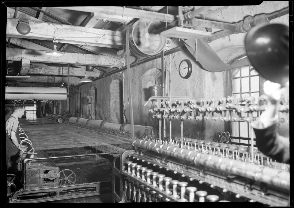 Philadelphia, Pennsylvania - Rugs. Hardwick and Magee Co. (Man standing over machine.) - NARA - 518719