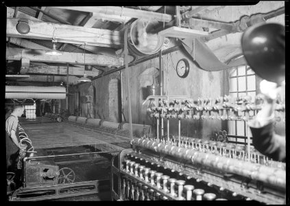 Philadelphia, Pennsylvania - Rugs. Hardwick and Magee Co. (Man standing over machine.) - NARA - 518719