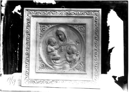 Photograph of a relief with the Virgin and Child with Saint John the Baptist Cuypershuis 0686 (109)